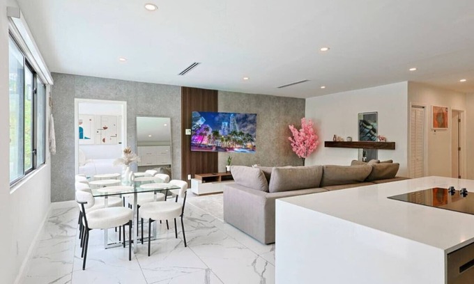 Buena Vista House | Design District | Modern | 4 BR | Cloud Couch