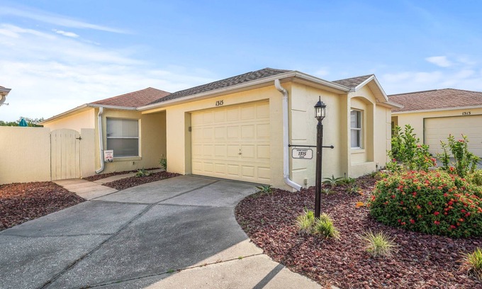 Lady Lake Villa | Discover Tranquil Luxury: Rio Grande Village Gem!
