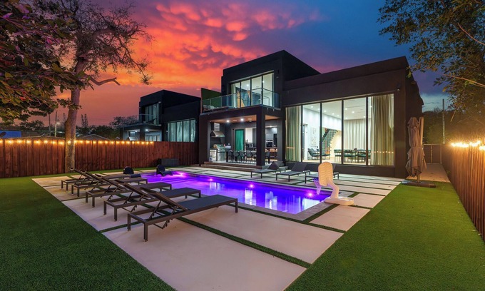 Seybold House | Elegant Miami Luxury Villa, Private Pool, Grill, Near Design District & Wynwood