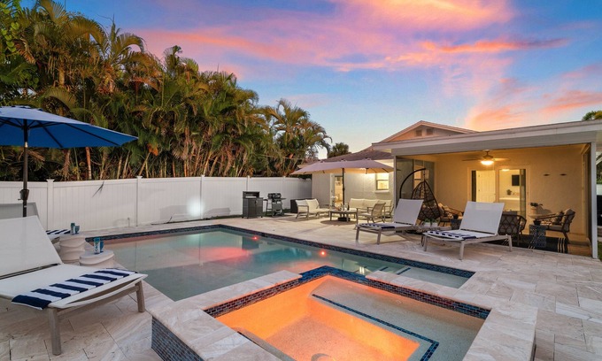 Naples Park House | Endless Paradise - -close to Beach -NEW Salt Water Pool