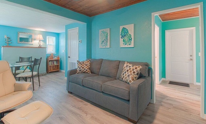 Englewood House | Englewood Cottage - 2 Bedrooms - 5 minutes from beach!