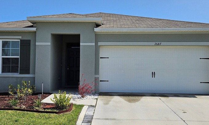 Lakeland House | Enjoy a family house close to themes parks and large convenience Stores and Mall