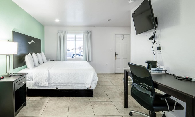 Everglades City Hotel | Everglades City Motel - King Hotel Room