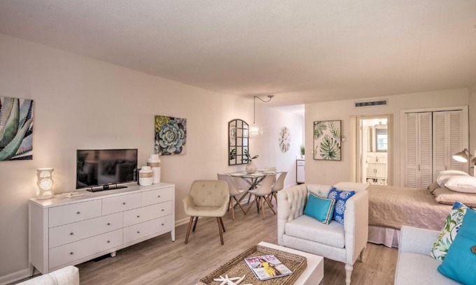 Old Naples Apartment | Evolve Dtwn Studio Steps to Naples Pier and Beach!