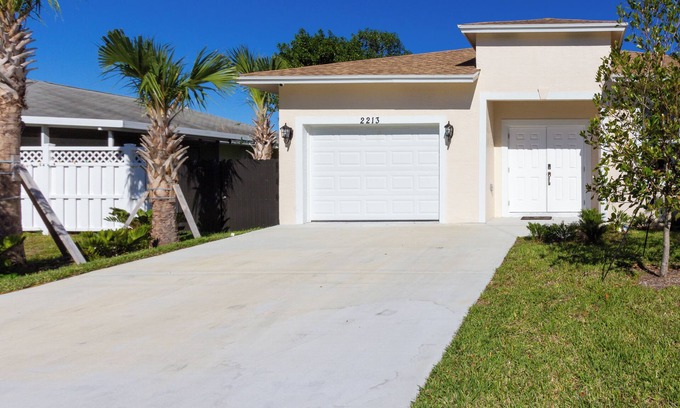 Dania Beach House | Experience HollywoodnGlamour an exquisite single level 4 bedroom