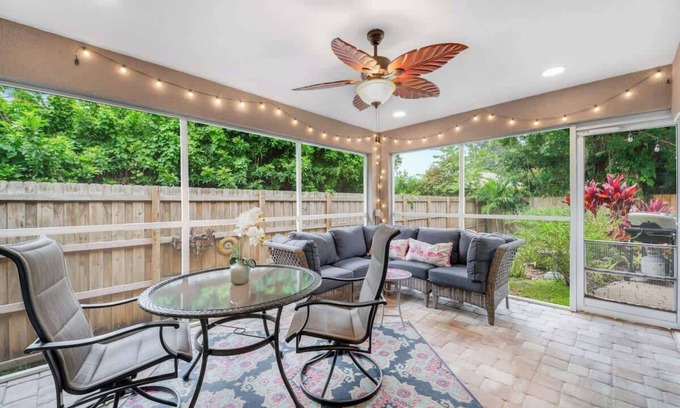Vamo House | Family-Friendly Retreat Near Siesta Key+Beach Gear
