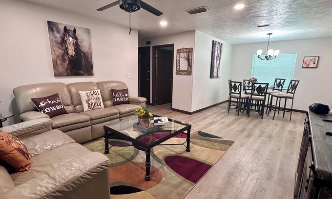 Fellowship House | FL Themed 3/2 - WEC -PETS Welcome- Fenced Yard- Fast WI-FI- Fishing poles