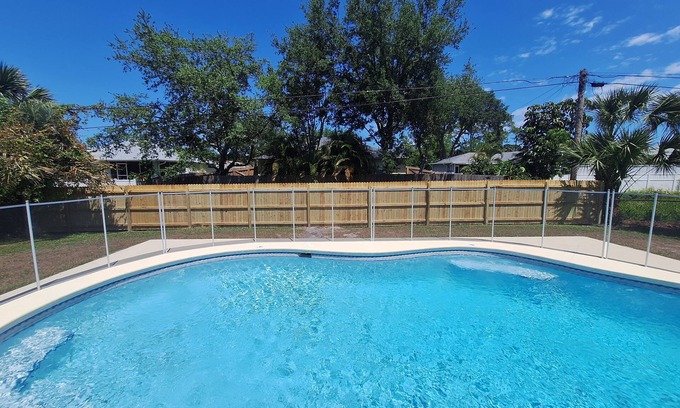 Sebastian Highlands House | πΉπ Florida Getaway! New Pool Heater, Fenced Yard,Close to River and Beaches!