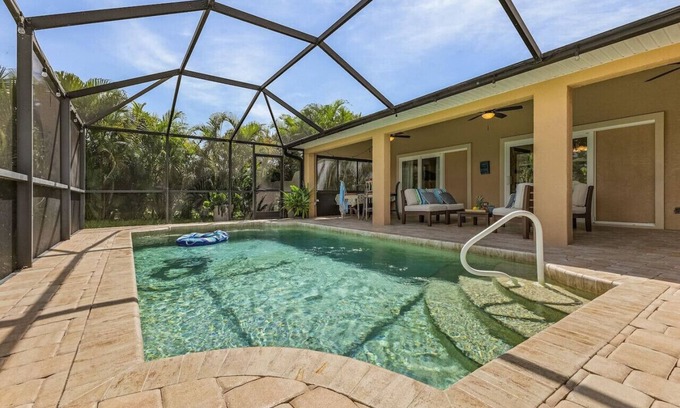 Caloosahatchee House | Florida Paradise 4 Bed 2 Bath Pool Home