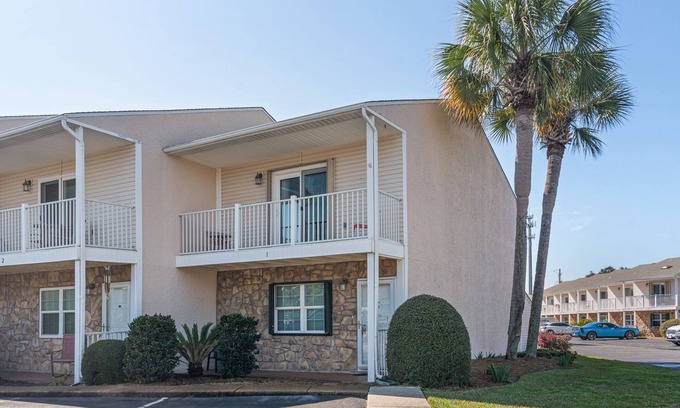 Miramar Beach House | ~ Free Beach Service ~ 2Br/2Ba ~ Sleeps 8!