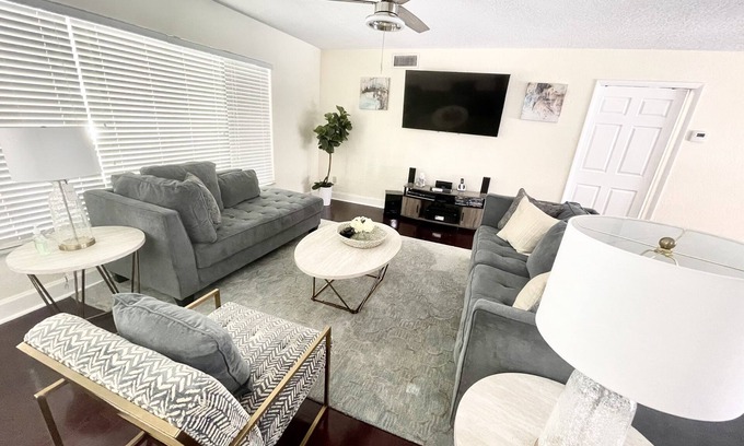 Middle River Terrace House | Ft Lauderdale getaway HEATED POOL sleeps 6-8