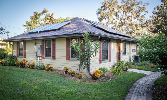 Brooksville Cottage | Garden Cottage Within Walking Distance to Downtown Brooksville