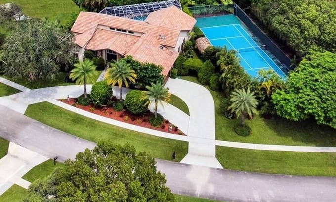 Wellington House | GolfCart to Horse Show! Luxury Private Tennis Ct, Heated Pool Spa, Fenced Yard!