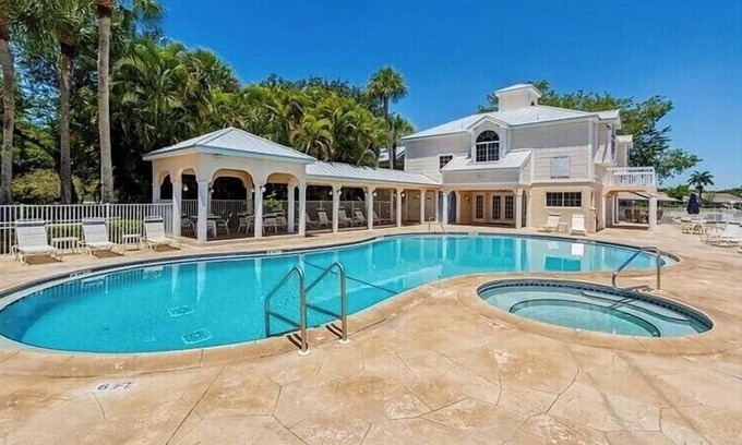 North Naples Condo | GORGEOUS - LAKEFRONT CARRIAGE HOME-1ST FLOOR LIVING-2 BED/2 BATH-2 POOLS