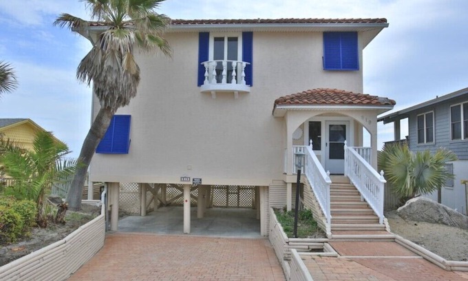 Boardwalk House | Gorgeous Ocean Front Beach Home. Easy stroll to Restaurants and Night Life.