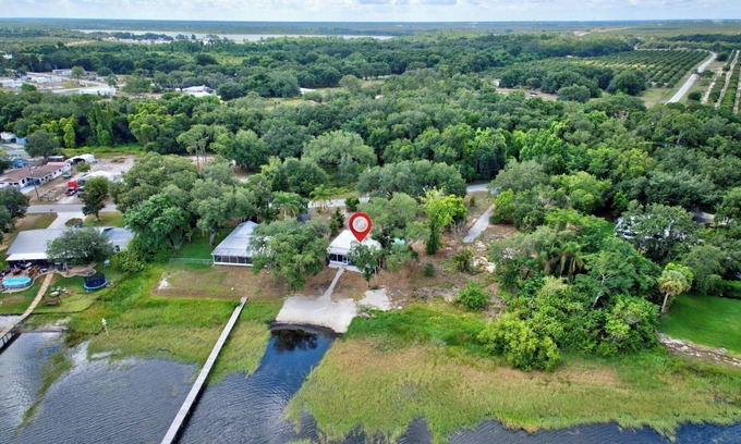 Avon Park Cottage | Grumpy Old Cabin! Dog Friendly Lake House with Kayaks! Close to GOLF!