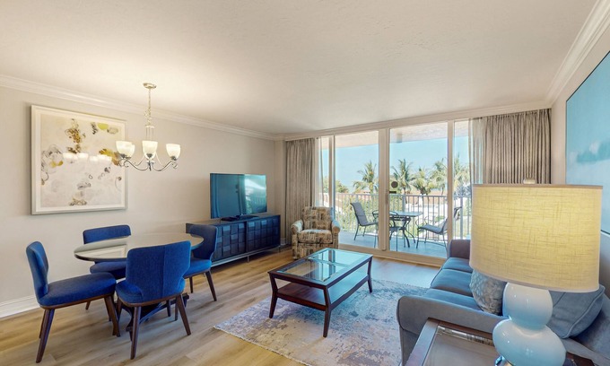 Marco Island Condo | Gulf-front condo with a pool, a hot tub, central AC, WiFi & on-site restaurants