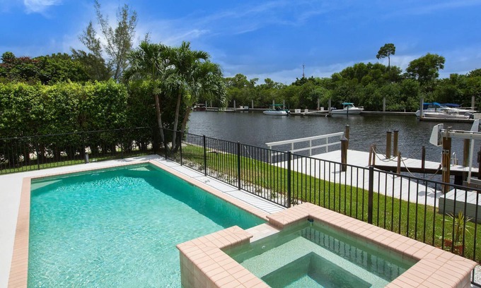 East Naples House | HARBOR LANE BUNGALOW - Waterfront with Pool & 5 minutes from 5th Avenue!
