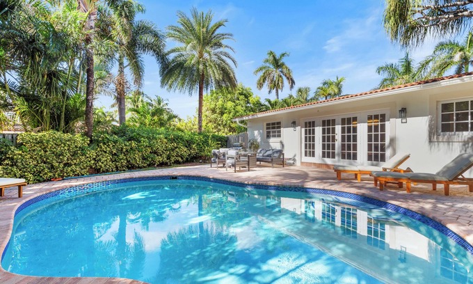 Lauderdale-by-the-Sea House | Hidden Haven: Garden Escape with Private Pool