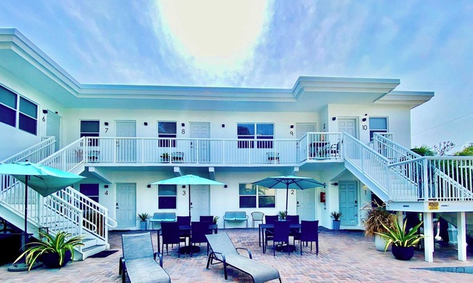 Hollywood South Central Beach Apartment | Hollywood Boardwalk Studio Fully Equipped Kitchen