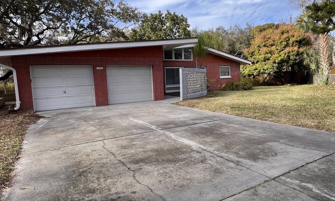 Largo House | Home close to the Indian Rocks Beach and Pinellas Trail