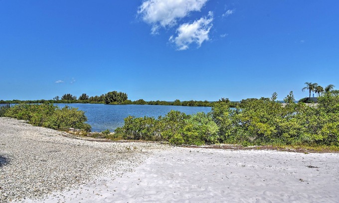 Hudson Condo | Hudson Resort Condo w/Private Beach & 2 Balconies!