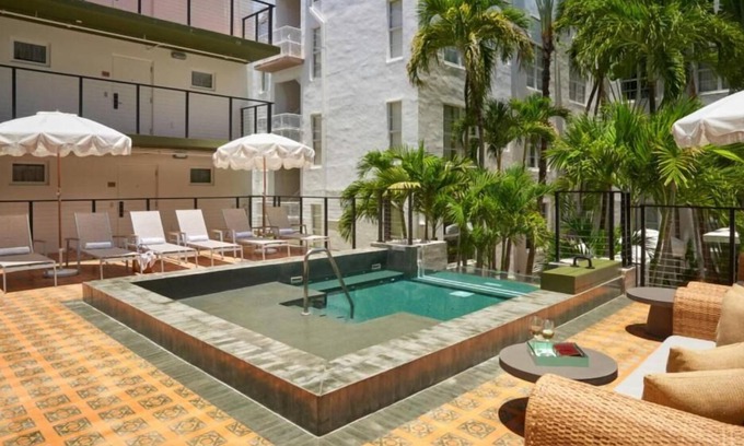 South Pointe House | Immerse in Ocean Drive Vibes! 3 Serene Rooms, Pool Onsite, Close to Miami Beach