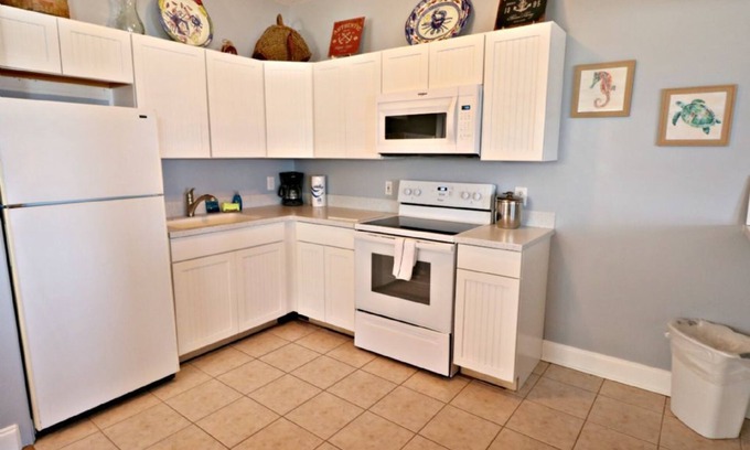 St. Augustine Apartment | Inn at Camachee Harbor Deluxe Suite 25 Full Kitchen