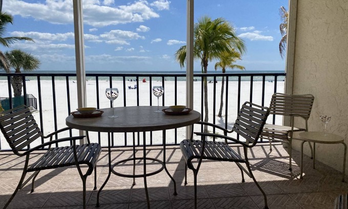 Fort Myers Beach Condo | Island House Beach Club 1B - Beautiful Beachfront Condo