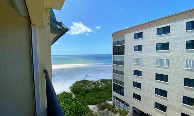 Fort Myers Beach House | Island House Beach Club 5E - Tropical condo with balcony