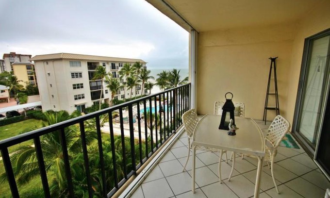 Fort Myers Beach House | Island House Beach Club 4A - Private condo with balcony
