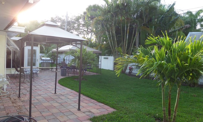 Central Beach House | Island Living, Within Walking Distance To Beach Restaurants Shops Parks Marina