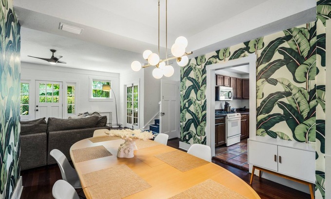 Downtown House | Jula Place-Walk downtown from old Florida glam!