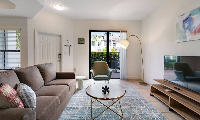 Davie Apartment | Kasa | Drive to Secret Woods Nature Center | Fort Lauderdale