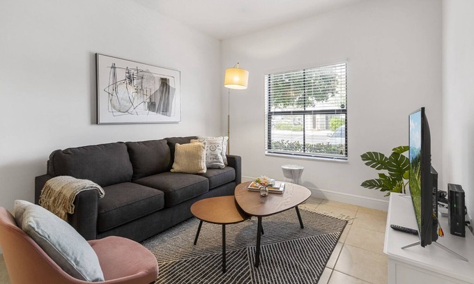 Davie Apartment | Kasa | Get Some Sun by the Pool with the Family | Fort Lauderdale