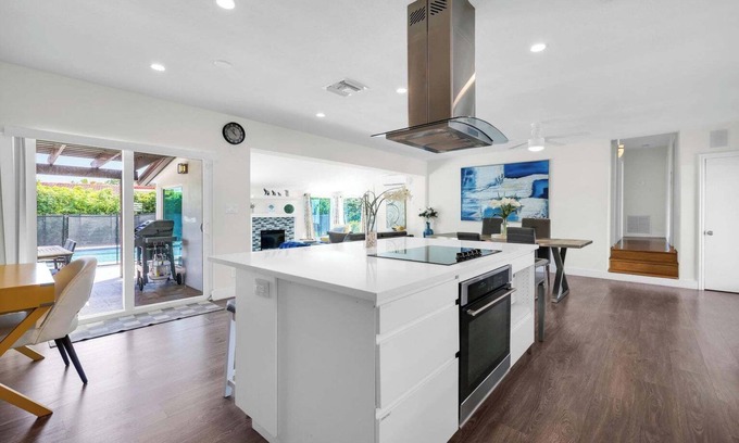 The Cove House | King Bed, Heated Pool, Hot Tub, BBQ, Putting Green