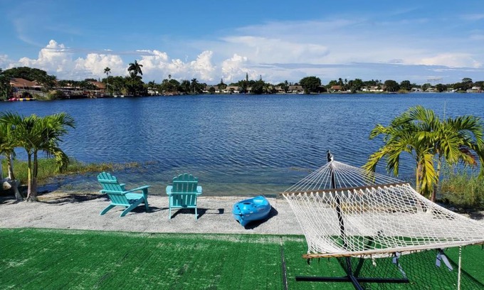 Hollywood House | Lake Life - 3/2 Lake House With Spectacular View