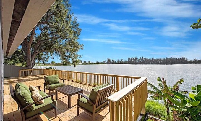 Davie House | Lake view, close to Hard Rock Casino, smart TV