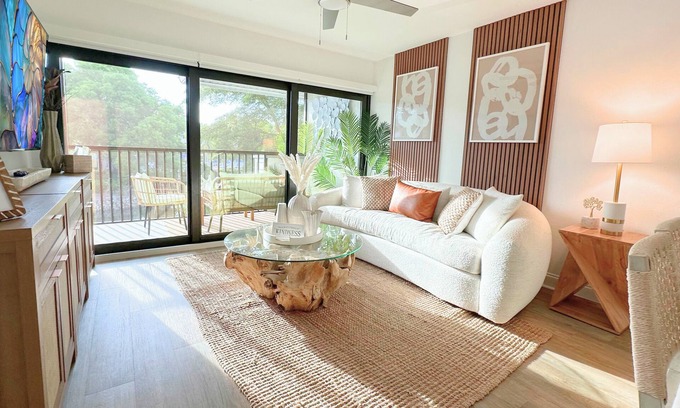 Park Shore Condo | Lakeview │ 3min to Beach │ Quiet │ Breakfast Voucher │ 70" TVs │ Pickleball