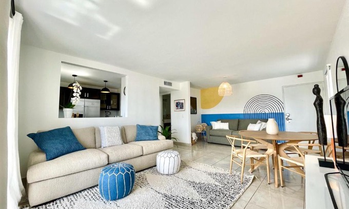 South Beach Apartment | Large 1 bedroom apartment with free private parking