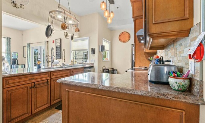 Painters Hill House | Large and Beautiful 9 Bed 8.5 Bath Home