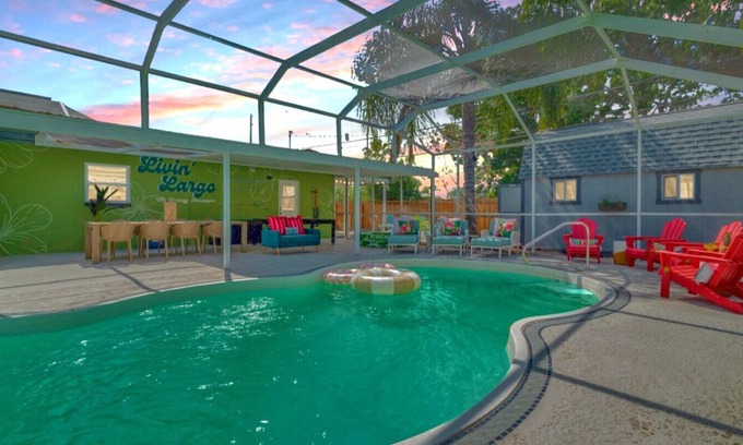 Largo House | Largo Private Heated Pool 12 min to Beach Sleeps 12