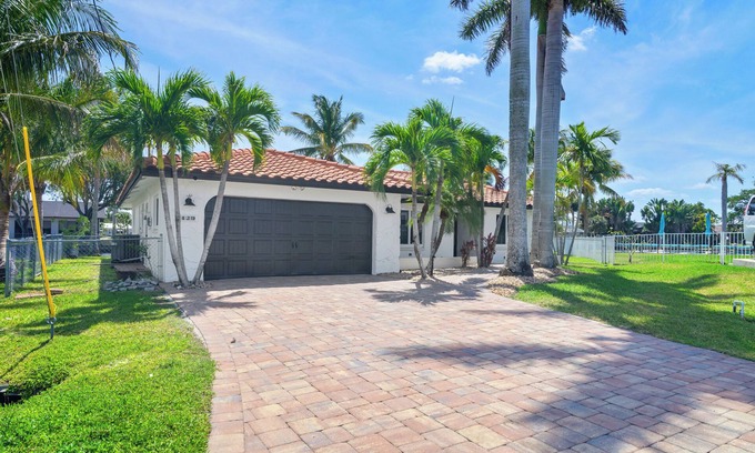 Fort Myers House | Last Minute Deal:Waterfront, Hot Tub, Kayaks, Fishing Gears & Pets-Friendly Stay