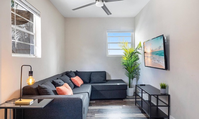 Poinciana Park Apartment | Lauderdale Bliss: Mins to Las Olas & Beach