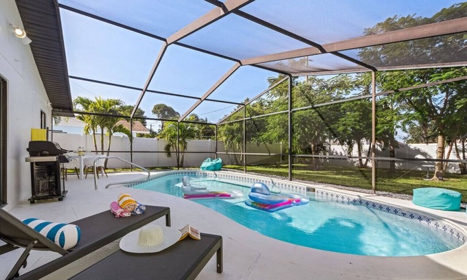 Naples Park House | Little Treasure House minutes from Beach & Mercato