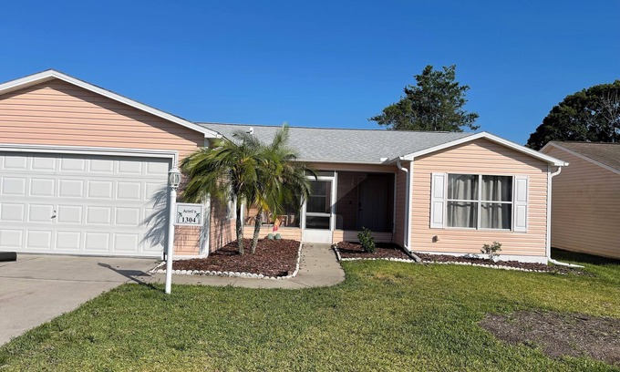 Lady Lake House | Located Right Between Sumter Landing and Spanish Springs!