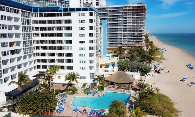 Galt Mile Condo | Lovely Partial Oceanview Condo at Ocean Manor Resort