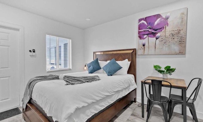 Hollywood South Central Beach Apartment | Lovely Studio Walking Distance To Ocean - Suite 8
