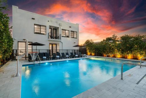 East Little Havana Apartment | Lux Retreat By Renzzi