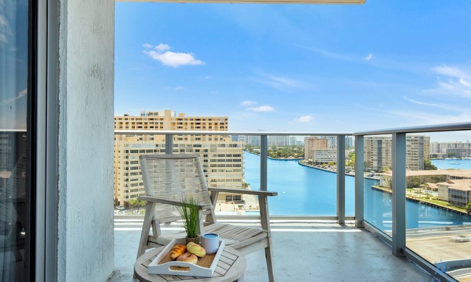Hollywood South Central Beach Apartment | Luxury| Balcony Front Intercostal|Amazing Pools